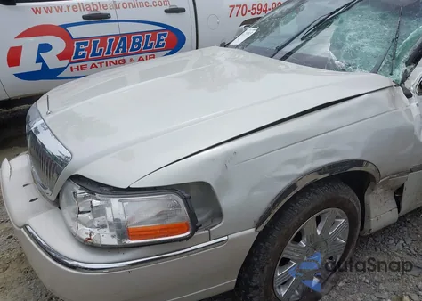 2005 Lincoln Town Car Signature Limited из США, поврежденный, VIN 1LNHM82W05Y664410